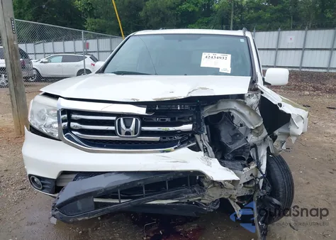 2015 Honda Pilot Touring z USA, uszkodzony, nr VIN 5FNYF4H91FB053621